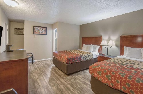 Econo Lodge Yreka - image 17