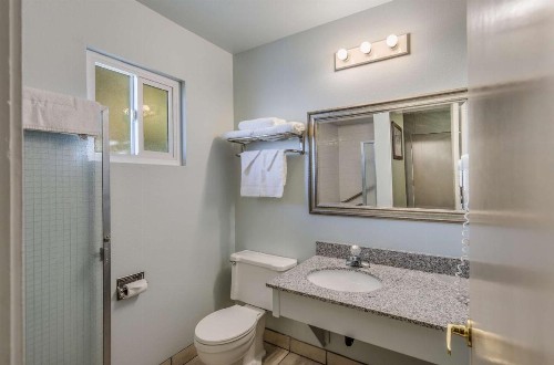 Econo Lodge Yreka - image 20