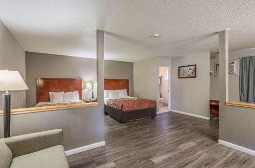 Econo Lodge Yreka - image 22
