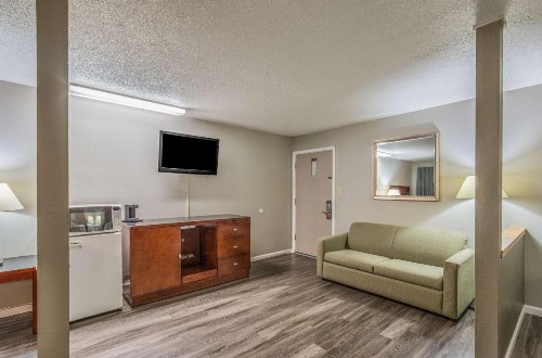 Econo Lodge Yreka - image 23