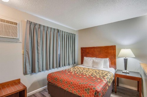 Econo Lodge Yreka - image 24