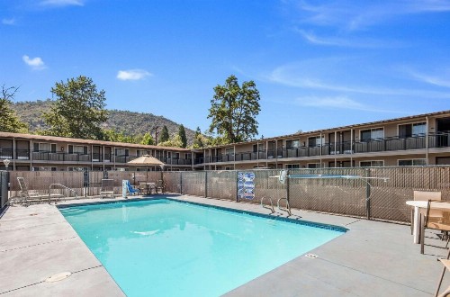 Econo Lodge Yreka - image 25