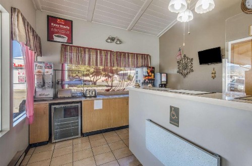 Econo Lodge Yreka - image 5