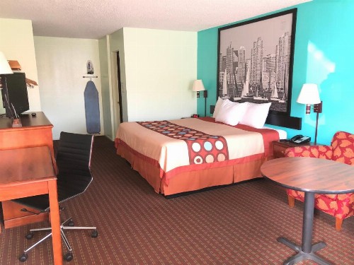 Super 8 by Wyndham Yreka - image 23