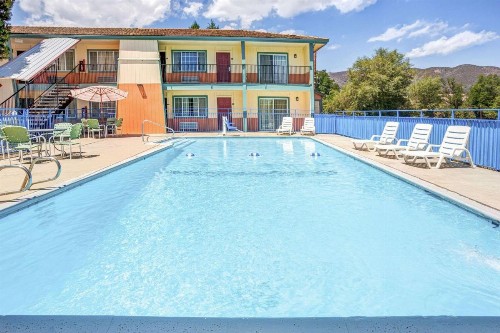 Super 8 by Wyndham Yreka - image 5