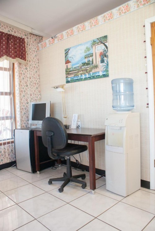Nassau Holiday Motel - image 2