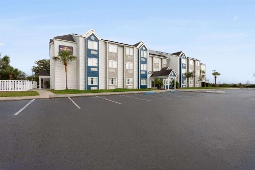 Microtel Inn and Suites - Zephyrhills - image 21