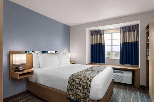 Microtel Inn and Suites - Zephyrhills - image 23