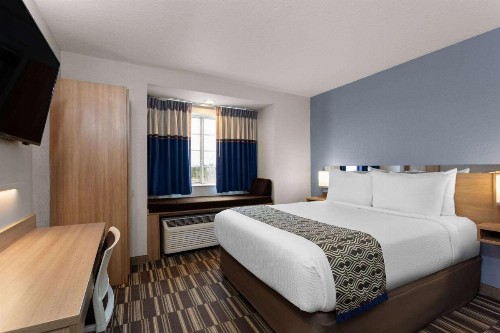 Microtel Inn and Suites - Zephyrhills - image 28