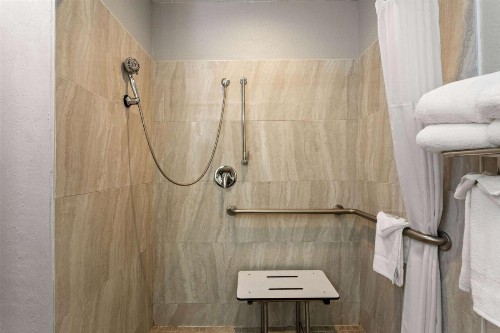 Microtel Inn and Suites - Zephyrhills - image 32