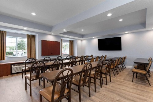 Microtel Inn and Suites - Zephyrhills - image 4