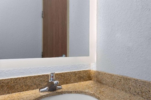 Microtel Inn and Suites - Zephyrhills - image 8